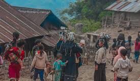 दशकों का अंधेरा छंटा -छत्तीसगढ़ के इस गांव में पहली बार पहुँचा राशन, खुशी से झूम उठे आदिवासी