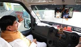 मुख्यमंत्री डॉ. यादव बस में जनप्रतिनिधियों और अधिकारियों के साथ पहुंचे उज्जैन