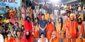 मुख्यमंत्री ने नीलगंगा आश्रम के कार्यक्रम में प्राप्त किया साधु-संतों का आशीर्वाद