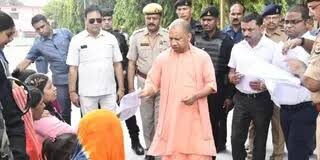 फरियादियों से मिले सीएम योगी, 200 लोगों की समस्याओं पर अधिकारियों को तत्काल कार्रवाई के निर्देश