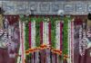कृष्ण जन्मोत्सव की तैयारियां जोरों पर, फूलों और रोशनी से सज रहे मंदिर