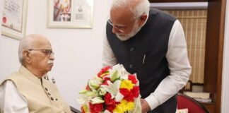 25 साल का सफर पूरा होने पर आडवाणी से मिले PM मोदी, लिया आशीर्वाद
