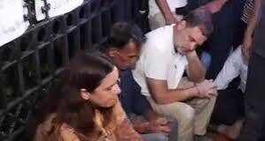 इंडिया गेट पर अंकिता के परिवार से मिले राहुल-प्रियंका, दुष्यंत गौतम को राज्यपाल बनाने के विरोध का मुद्दा उठा